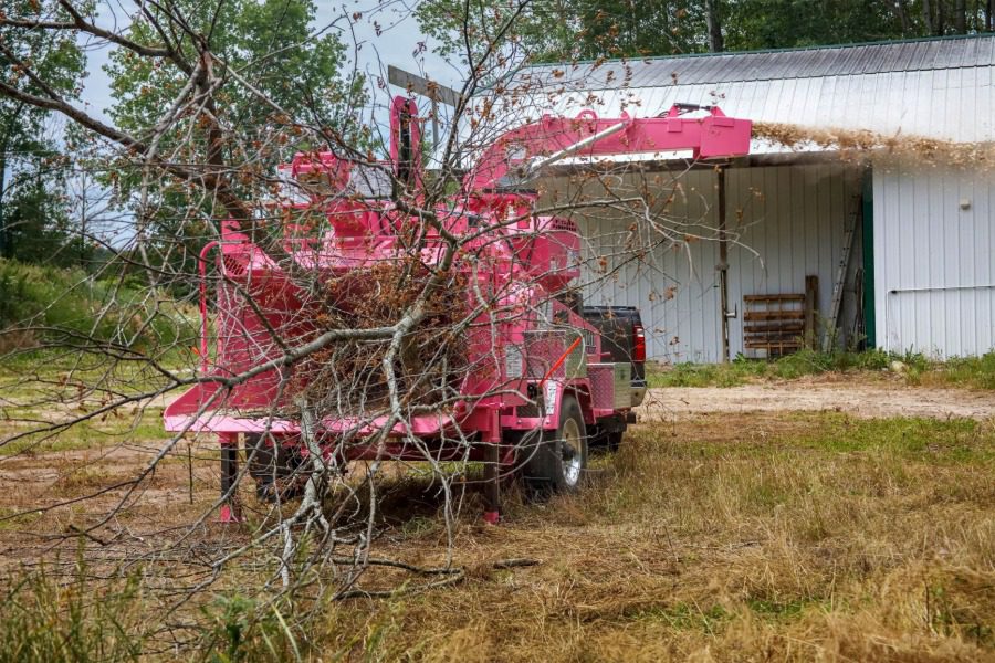 Browse Specs and more for the INTIMIDATOR™ 19XPC Towable Hand-Fed Chipper - KC Bobcat